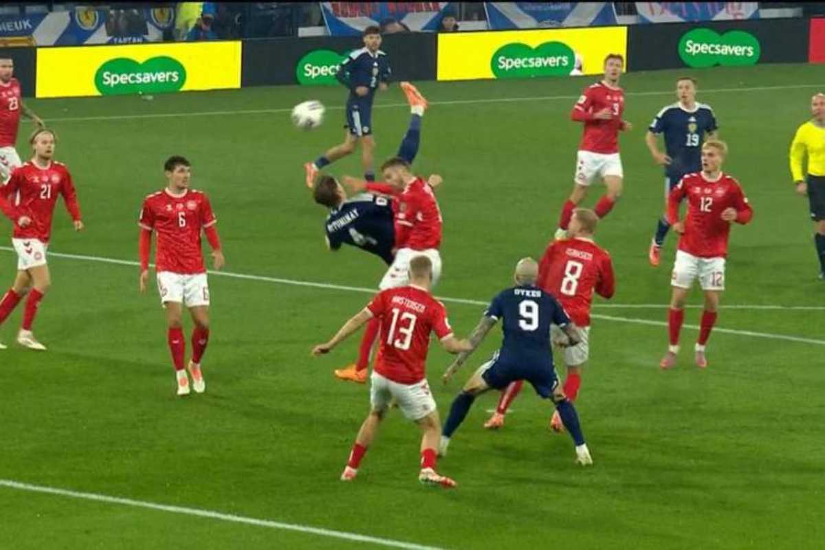 McTominay o Cristiano Ronaldo, chi ha saltato più in alto? La risposta definitiva sulla super rovesciata McTominay o Cristiano Ronaldo, chi ha saltato più in alto? La risposta definitiva sulla super rovesciata