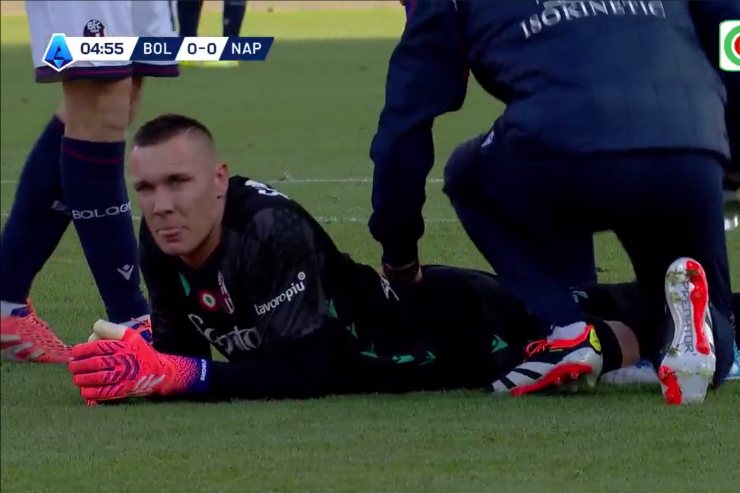 Bologna Napoli, brutto k.o. nel primo tempo: il giocatore esce per infortunio Bologna Napoli, brutto k.o. nel primo tempo: il giocatore esce per infortunio
