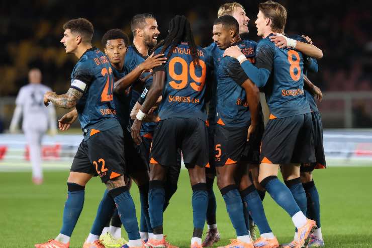 Squadra Napoli in campo contro il Lecce