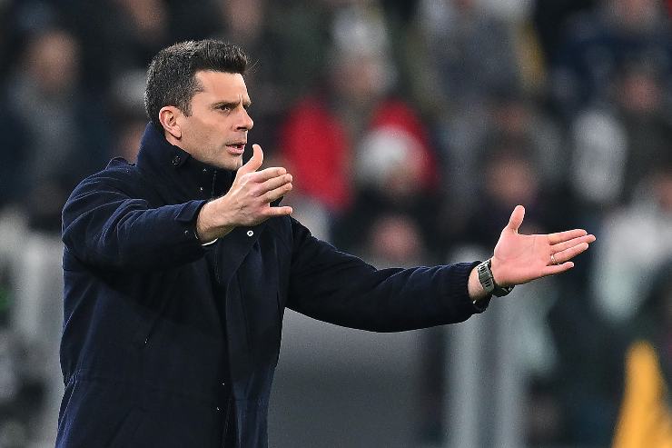 Thiago Motta durante una partita della Juventus nel 2025 mentre dà indicazioni ai suoi giocatori a bordocampo.