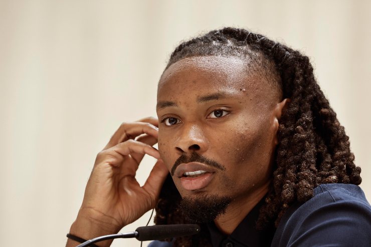 Kephren Thuram in conferenza stampa mentre parla con i giornalisti