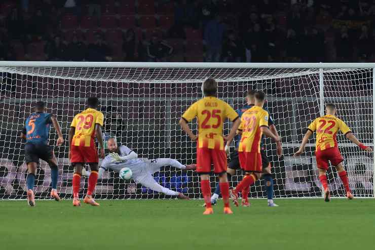 Vanja Milinković-Savić para un rigore durante una partita di campionato allo stadio Via del Mare