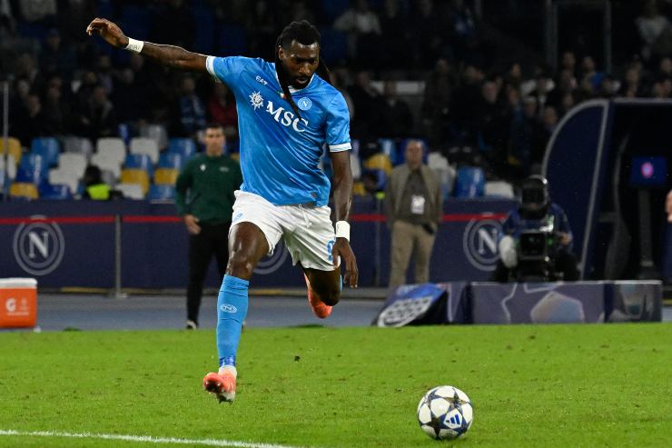 Zambo Anguissa, centrocampista del Napoli, nel corso del match di Champions League contro l'Eintracht Francoforte
