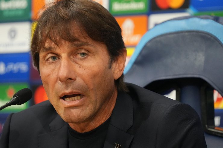 Antonio Conte parla in conferenza stampa col Napoli