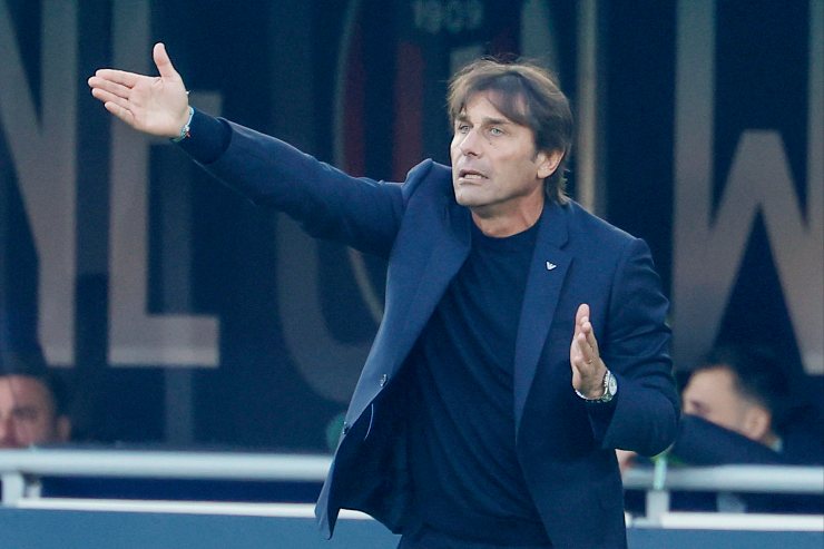Conte dà indicazioni ai giocatori durante Bologna - Napoli