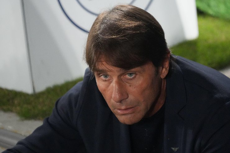 Antonio Conte osserva concentrato dalla panchina del Napoli durante la partita contro il Como, con sguardo teso e determinato.