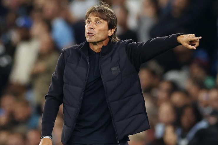 Antonio Conte, tecnico del Napoli, dà indicazioni ai suoi giocatori a bordocampo.