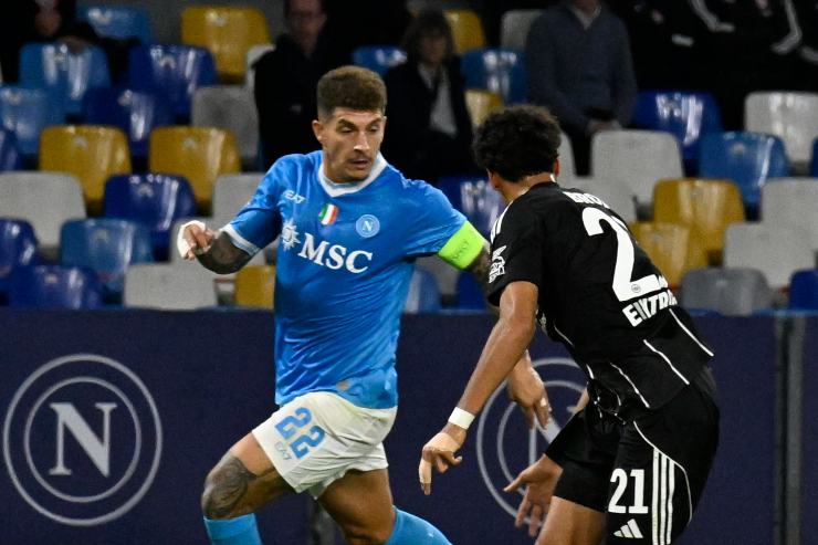 Giovanni Di Lorenzo affronta un avversario in Champions League con il Napoli