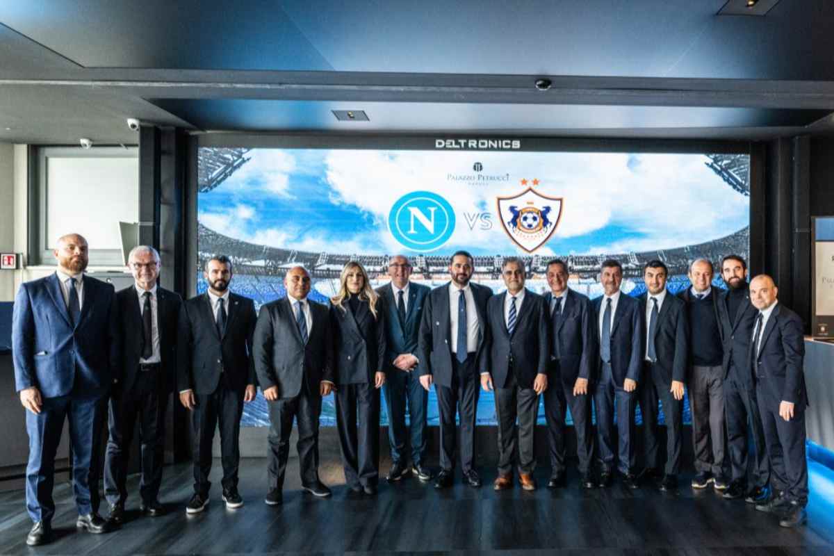 La foto che immortala l'incontro fra le dirigenze di Napoli e Qarabag