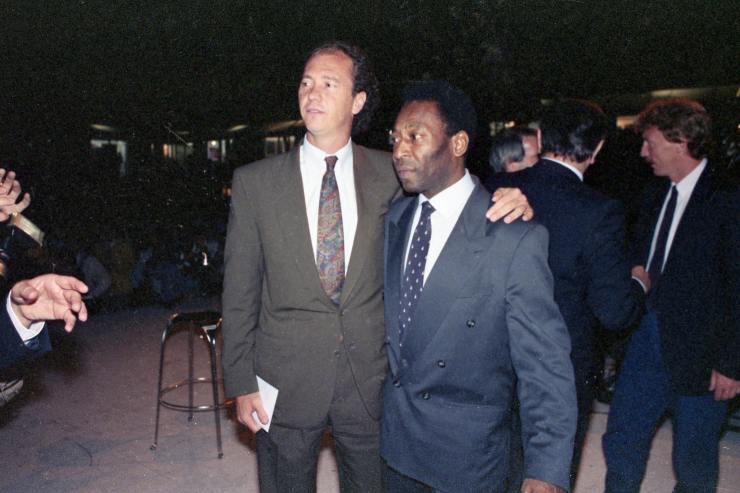 Pelé e Paulo Roberto Falcão posano insieme durante un evento ufficiale dedicato al calcio brasiliano.