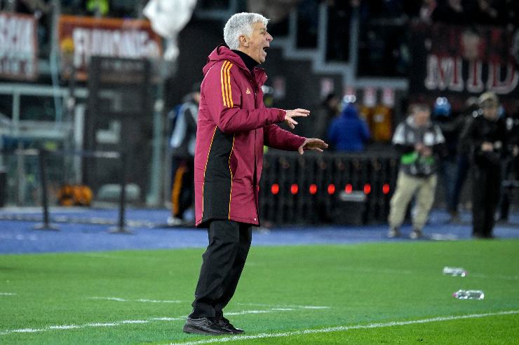 Gasperini si arrabbia con i suoi durante la partita della Roma in Europa League del 2025
