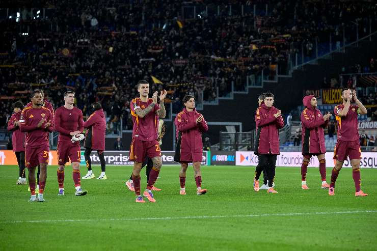 Giocatori della Roma applaudono i loro tifosi