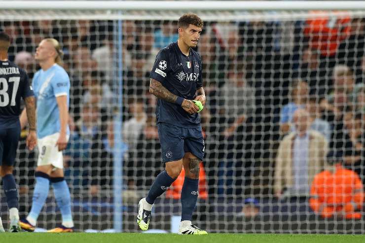 Giovanni Di Lorenzo lascia il campo dopo l’espulsione in una partita di Champions League 2025 con la maglia del Napoli.