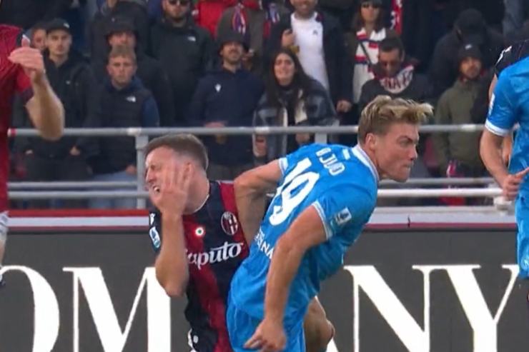 Hojlund rifila una gomitata a Ferguson durante Bologna - Napoli