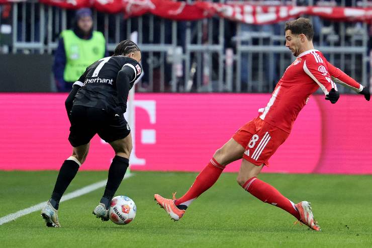 Leon Goretzka prova un intervento durante una partita del Bayern Monaco