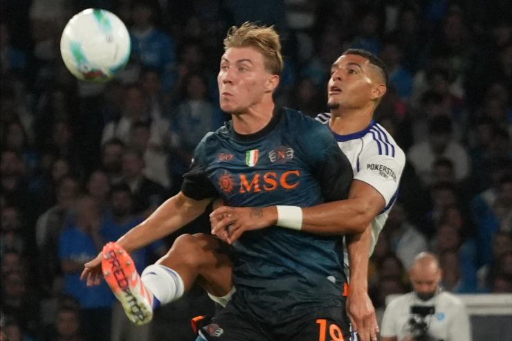 Hojlund duella con Diego Carlos durante Napoli-Como