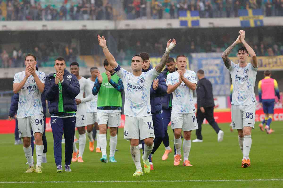 I giocatori dell'Inter, fra cui Lautaro, Pio Esposito e Frattesi, festeggiano