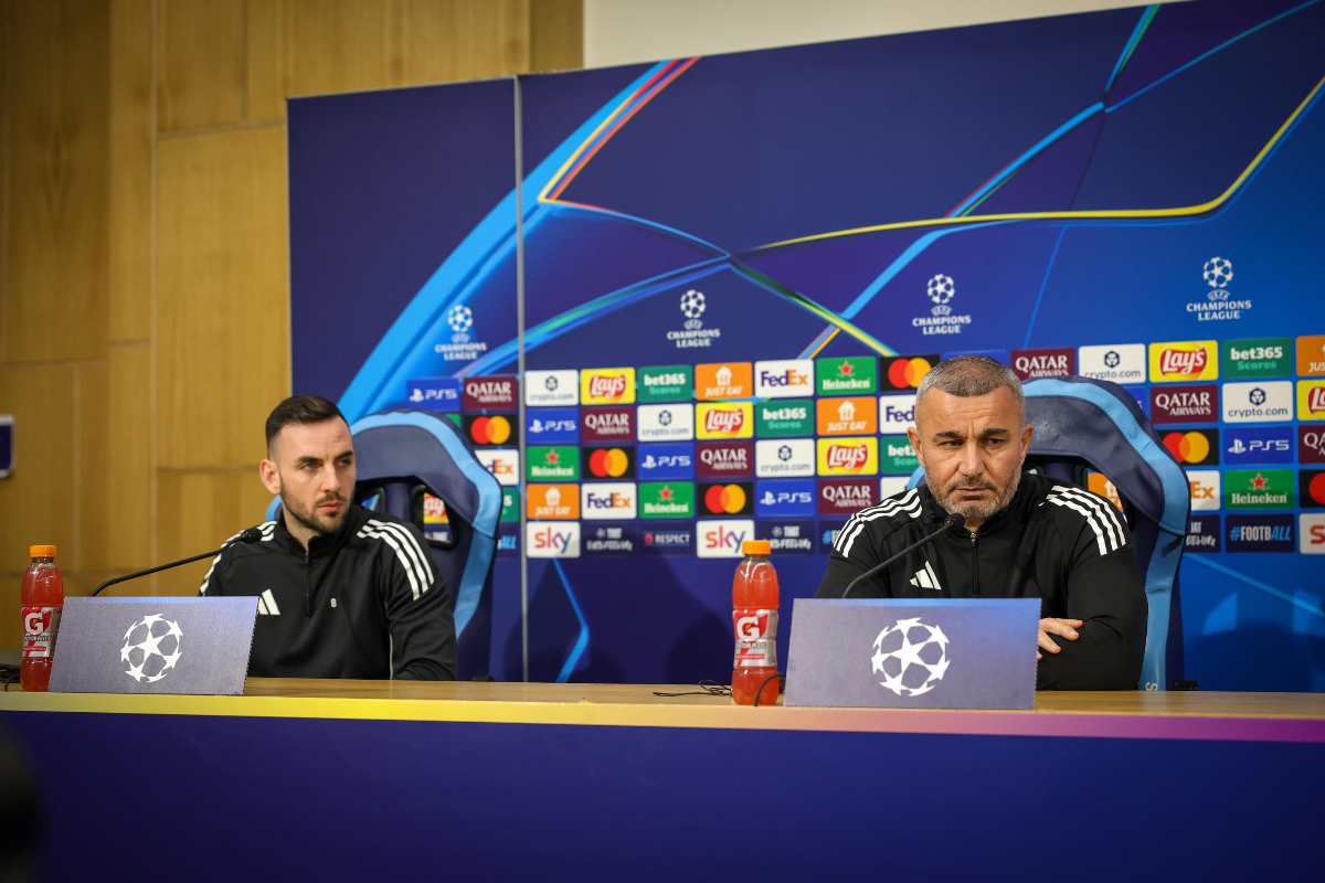 Il giocatore del Qarabag Jankovic insieme all'allenatore Qurbanov in conferenza stampa prima della partita contro il Napoli