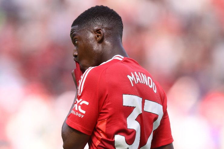 Kobbie Mainoo, centrocampista del Manchester United, in campo durante una partita di Premier League.