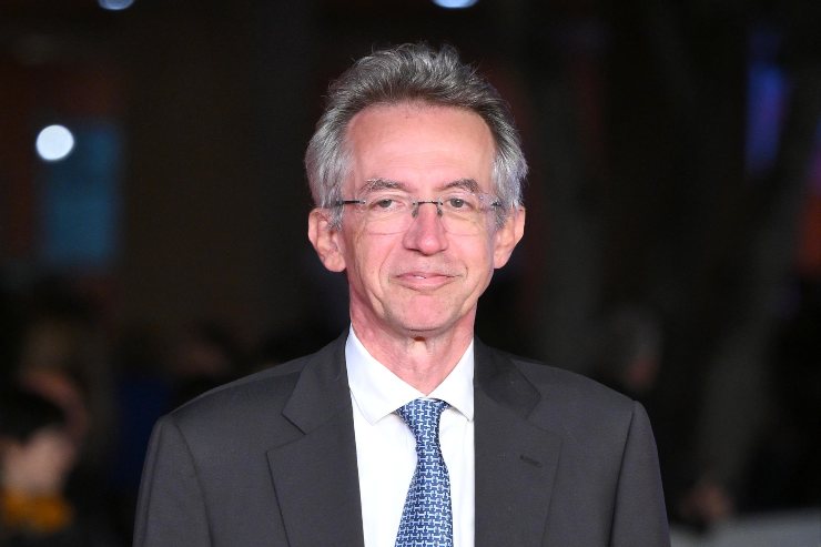 Il sindaco di Napoli Gaetano Manfredi partecipa a un evento pubblico nel 2025, sorridente in giacca e cravatta.