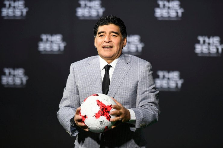 Diego Armando Maradona con un pallone in mano durante i The Best FIFA Awards.