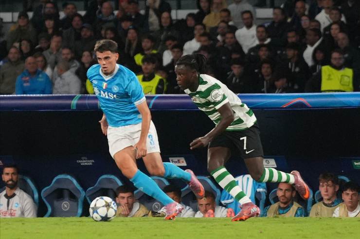 Miguel Gutierrez scatta in una partita di Champions League del Napoli