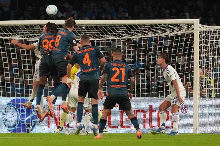 Giocatori del Napoli in area di rigore durante la partita di Serie A 2025/2026 contro il Como allo stadio Diego Armando Maradona.