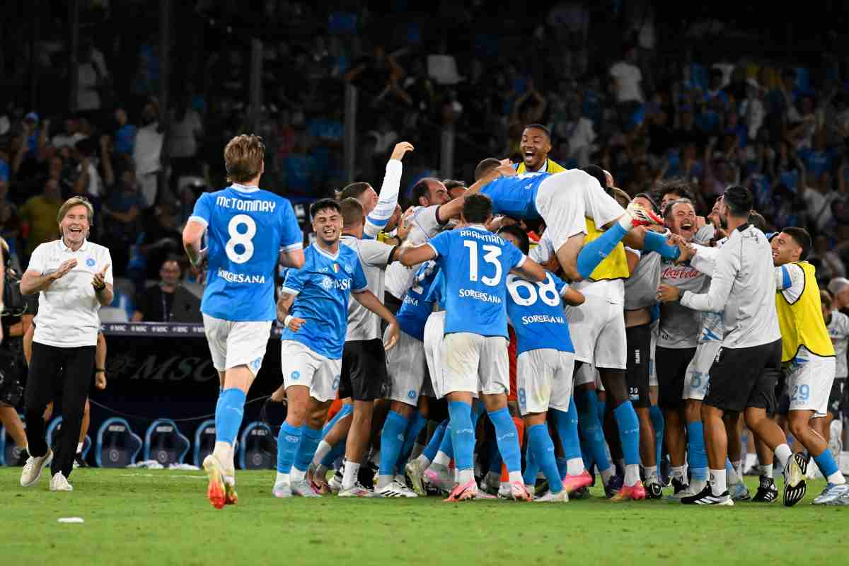 I giocatori del Napoli esultano per un gol in Serie A allo Stadio Maradona