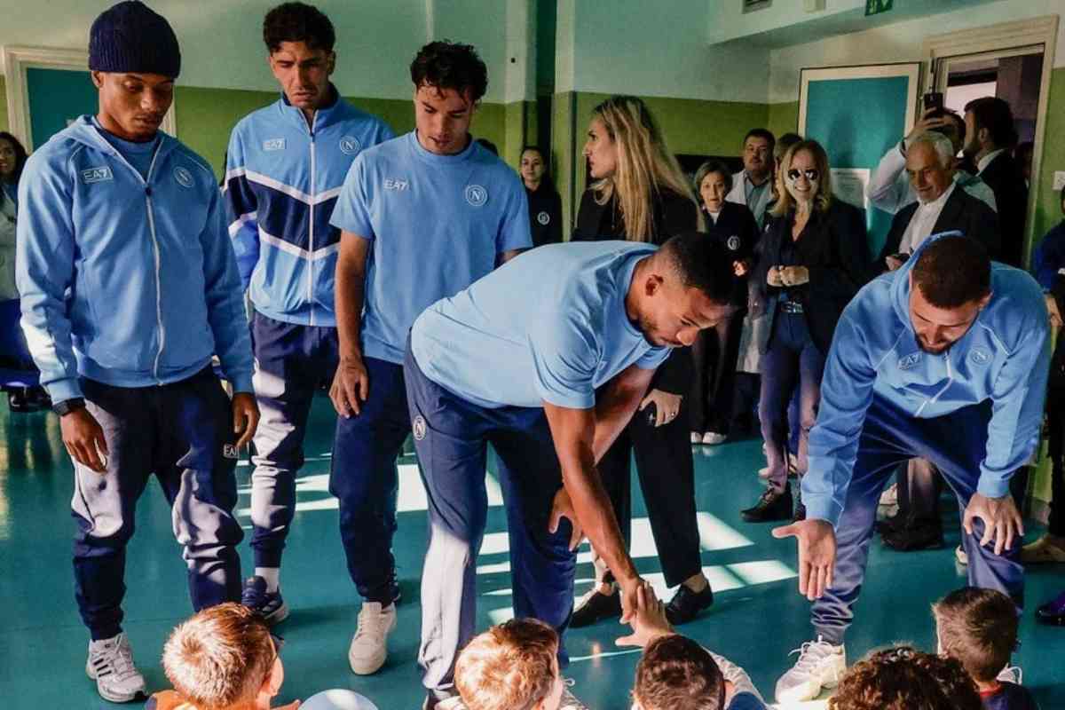 Napoli, visita da brividi ai bambini ricoverati: cinque azzurri protagonisti