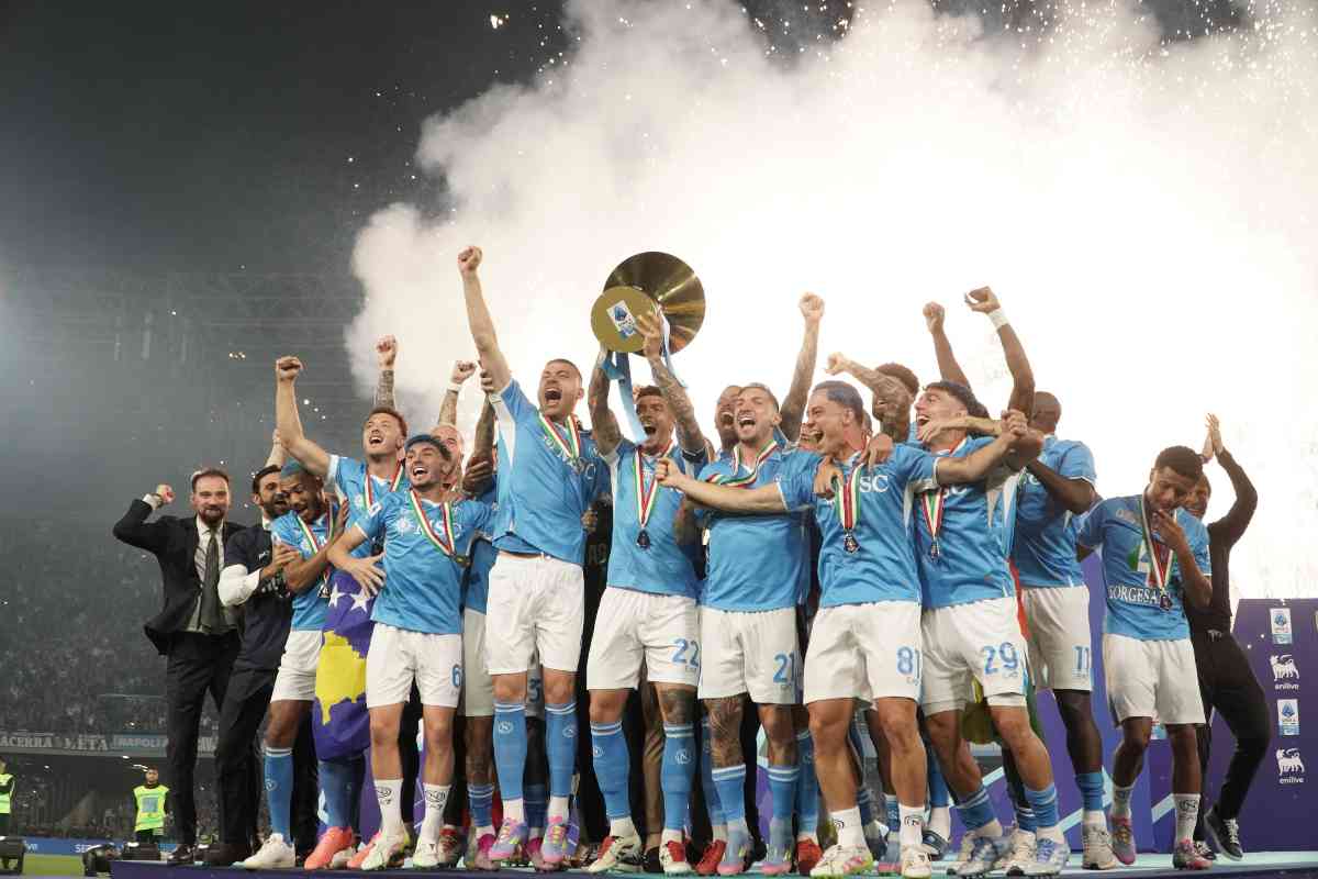 I calciatori e lo staff del Napoli festeggiano alzando al cielo il trofeo dello scudetto vinto nella stagione 2024/2025