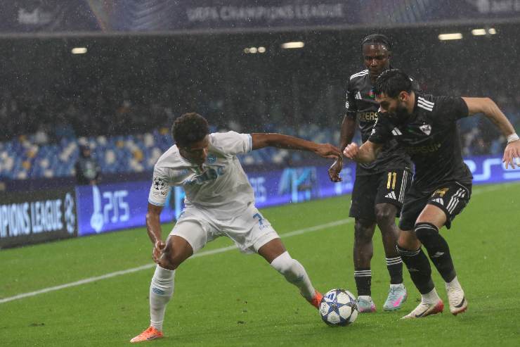 David Neres a contrasto con un avversario durante la gara fra Napoli e Qarabag