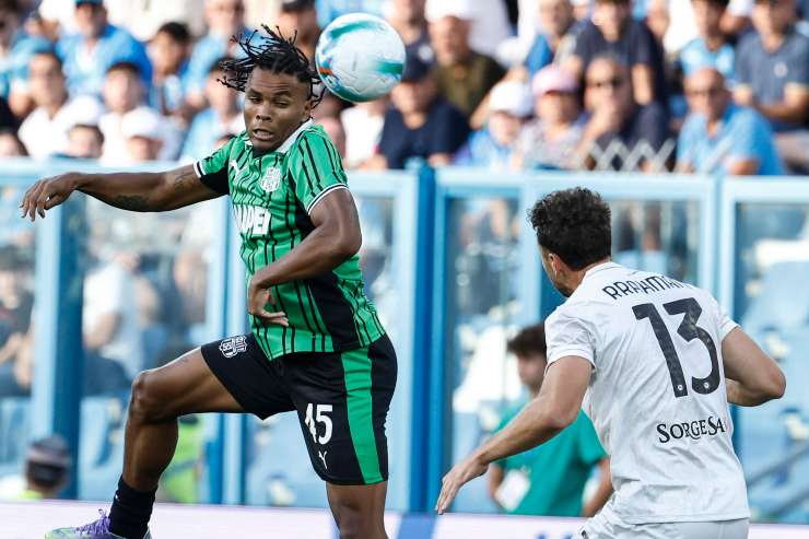 Armand Laurienté del Sassuolo duella con Amir Rrahmani durante una partita di Serie A 2025/26 contro il Napoli.
