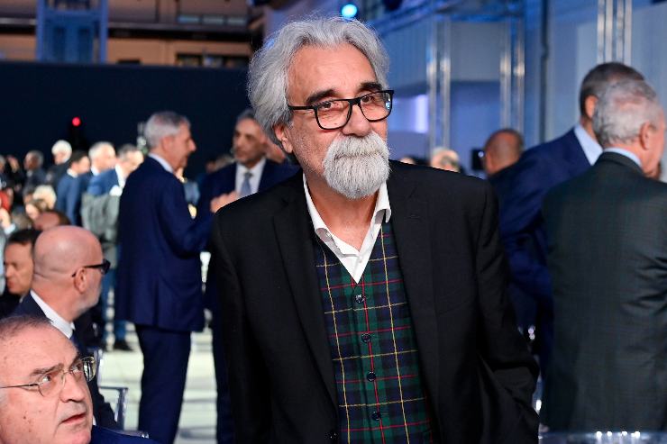 Il maestro Beppe Vessicchio partecipa a un evento pubblico nel 2024, sorridendo tra i presenti.