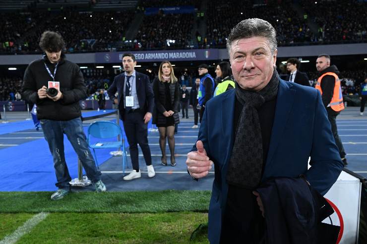 Walter Mazzarri saluta il pubblico a bordocampo prima di una partita del Napoli allo stadio Maradona.