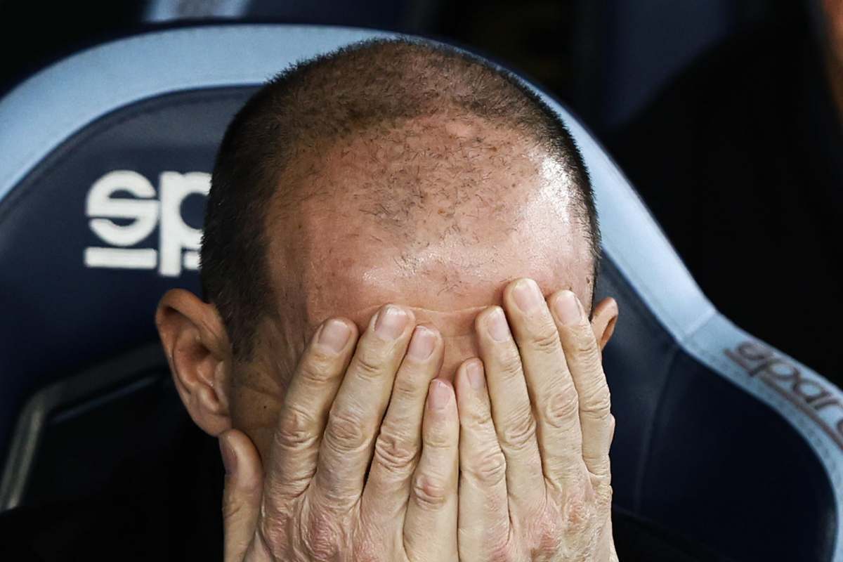 Max Allegri disperato in panchina durante la sfida di Coppa Italia tra il suo Milan e la Lazio