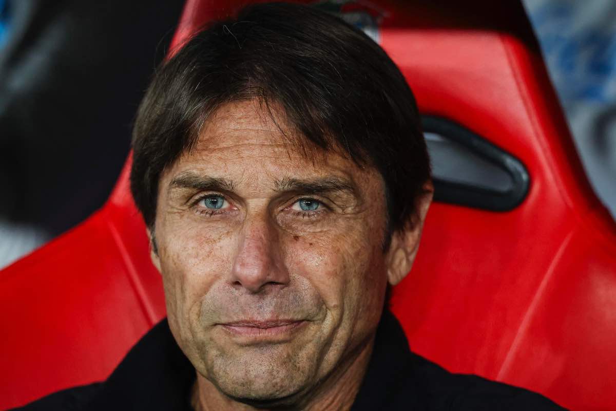 Antonio Conte in panchina nella gara di Champions League 2025