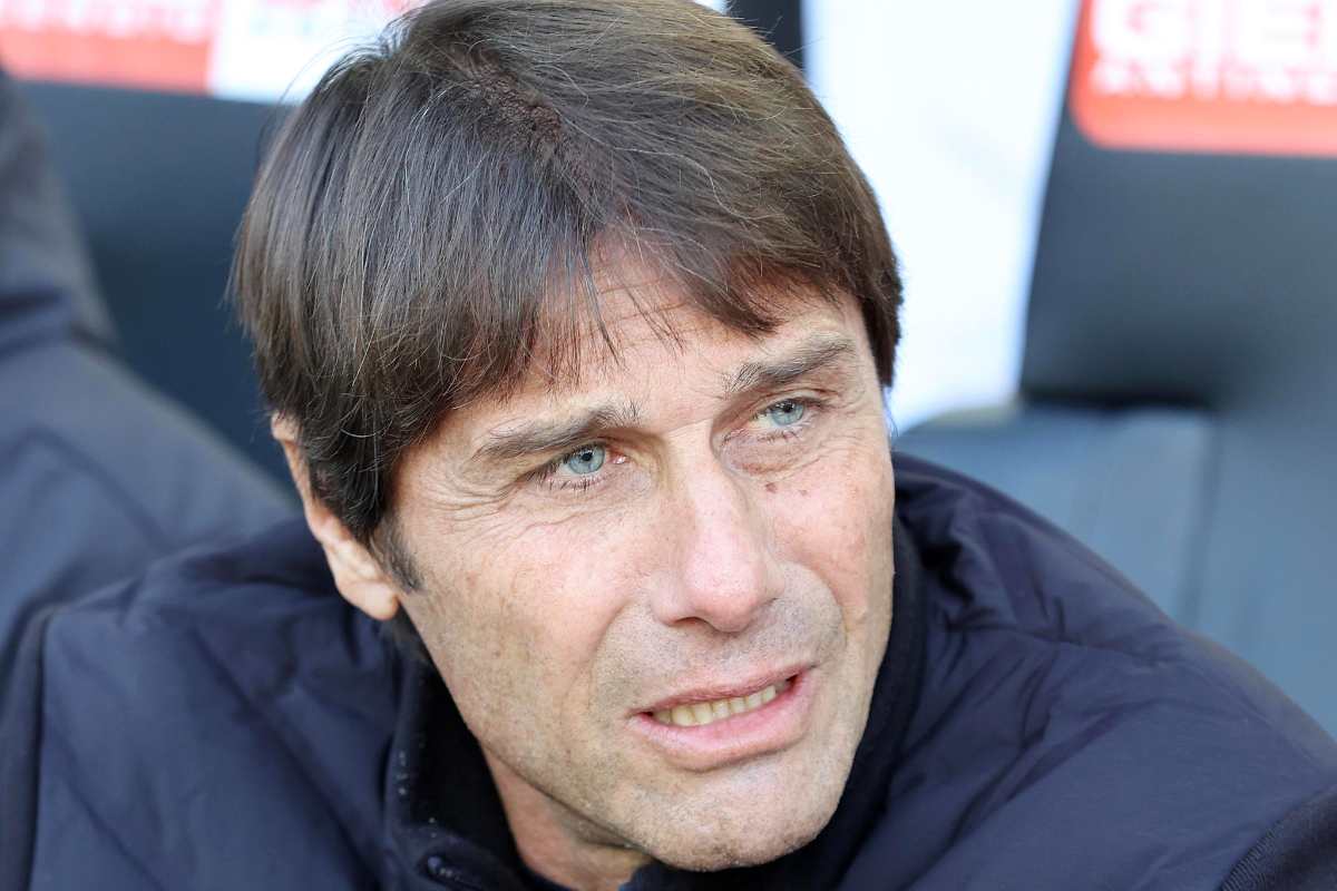 Antonio Conte perplesso in panchina con il Napoli durante una partita di campionato