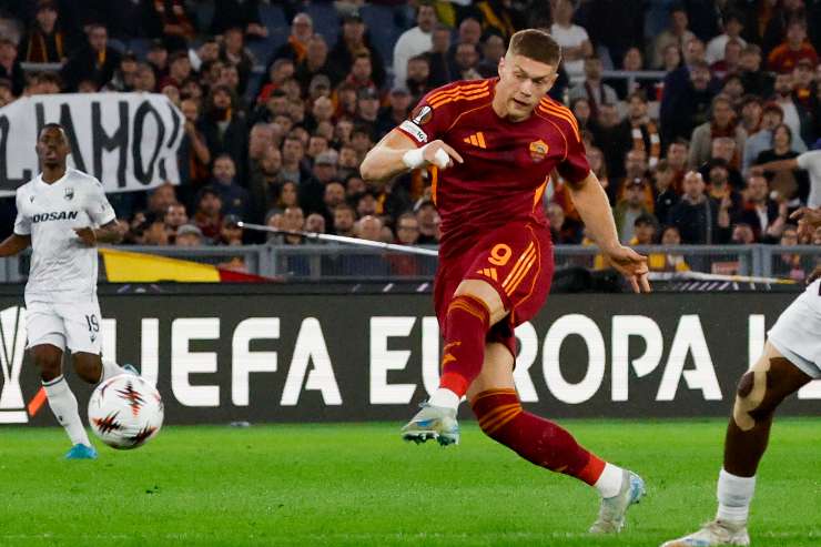 Artem Dovbyk in azione con la maglia della Roma durante una partita di Europa League allo stadio Olimpico
