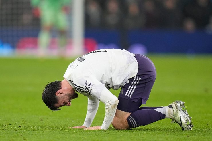 Bruno Fernandes, centrocampista del Manchester United, nel corso del match contro l'Aston Villa