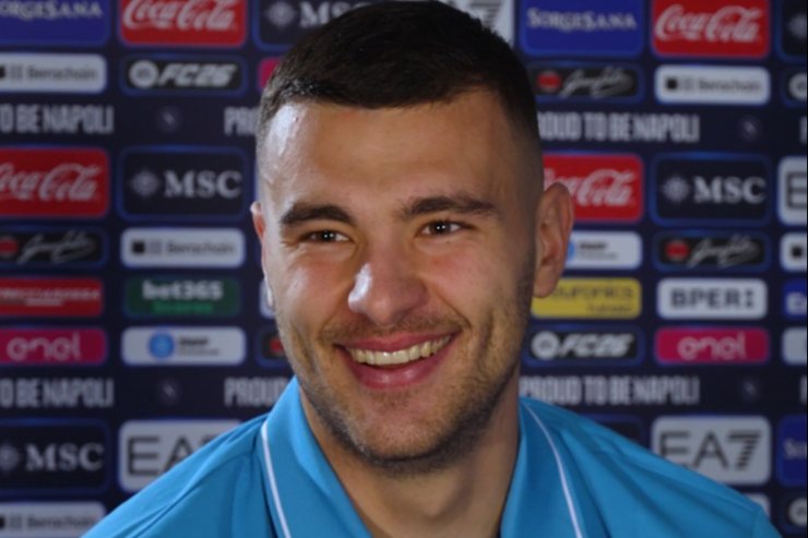 Buongiorno sorridente durante un'intervista