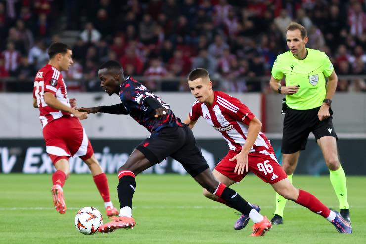 Napoli, Christos Mouzakitis in campo con la maglia dell'Olymoiacos