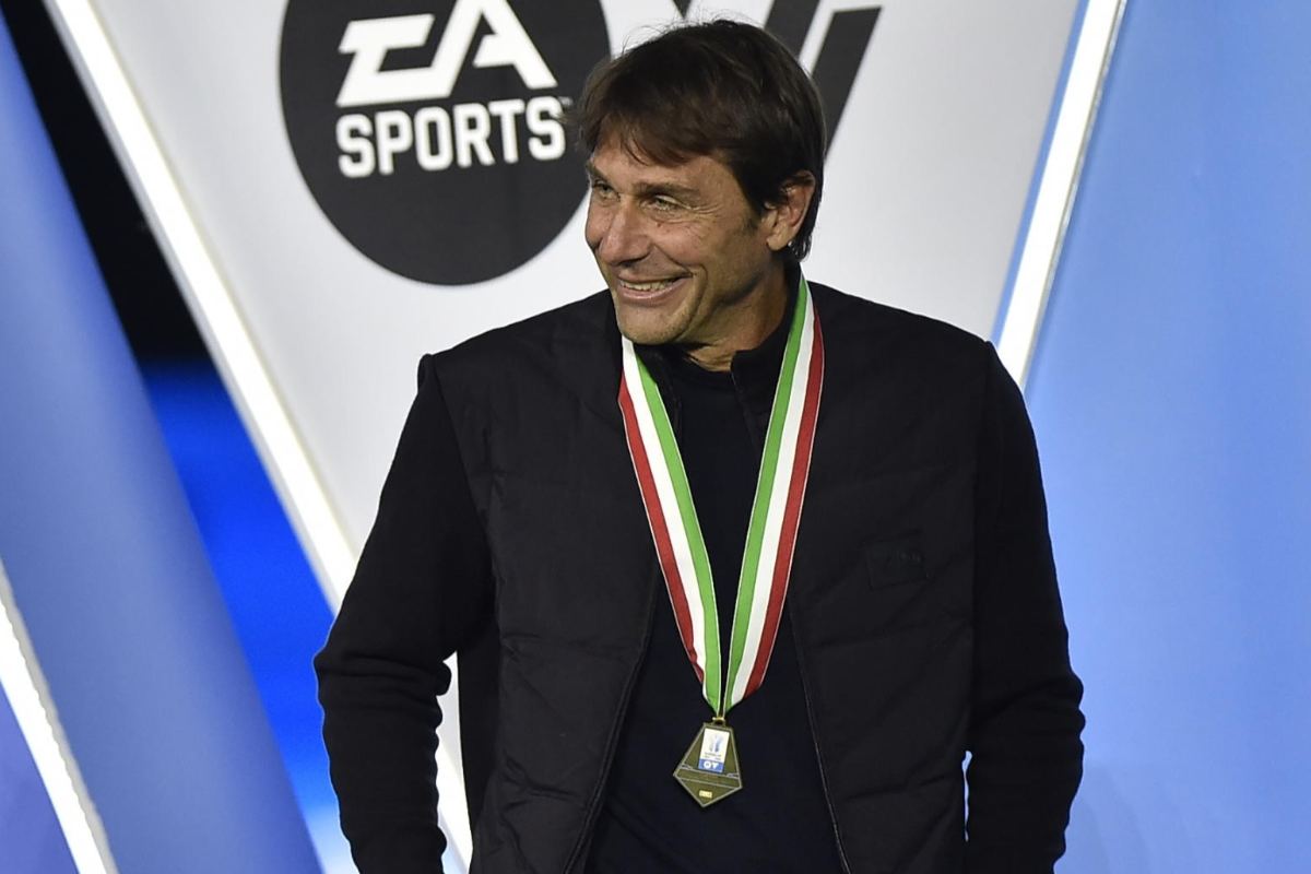 Conte sorridente dopo la finale di Supercoppa