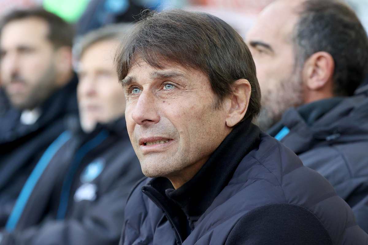 Conte osserva la squadra dalla panchina