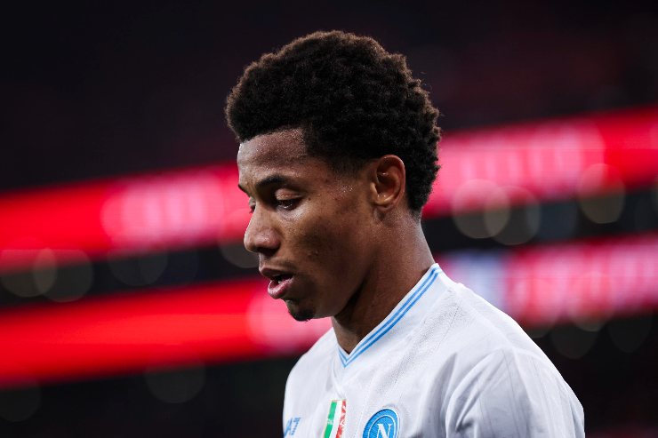 David Neres perplesso con il Napoli durante una partita di Champions League allo stadio Da Luz