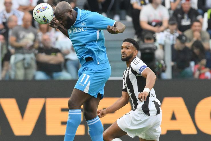 Gleison Bremer, difensore della Juventus, e Romelu Lukaku, attccante del Napoli, a duello in un match della stagione 2024/25