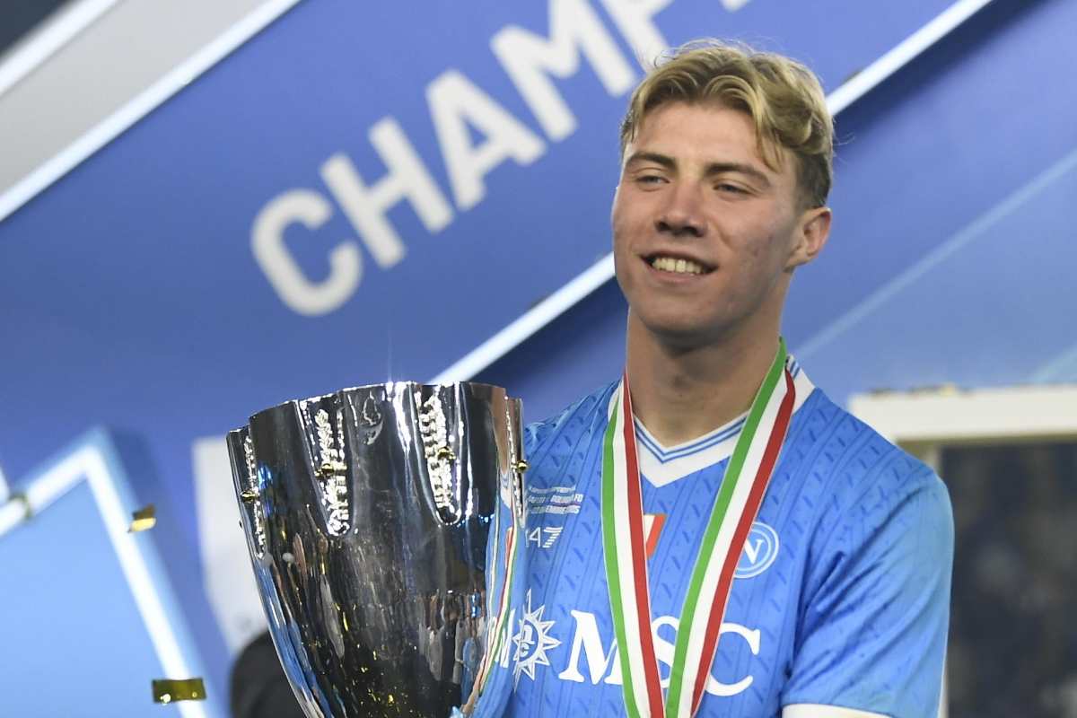 Rasmus Hojlund con in mano la Supercoppa vinta con il Napoli