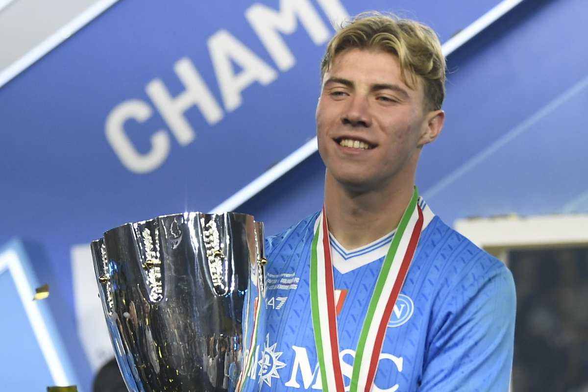 Hojlund sorridente dopo il successo in Supercoppa