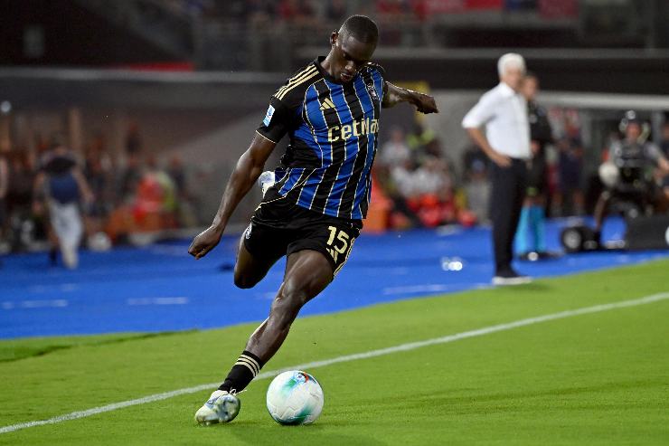 Idrissa Touré in azione con la maglia del Pisa durante una partita di campionato alla Cetilar Arena