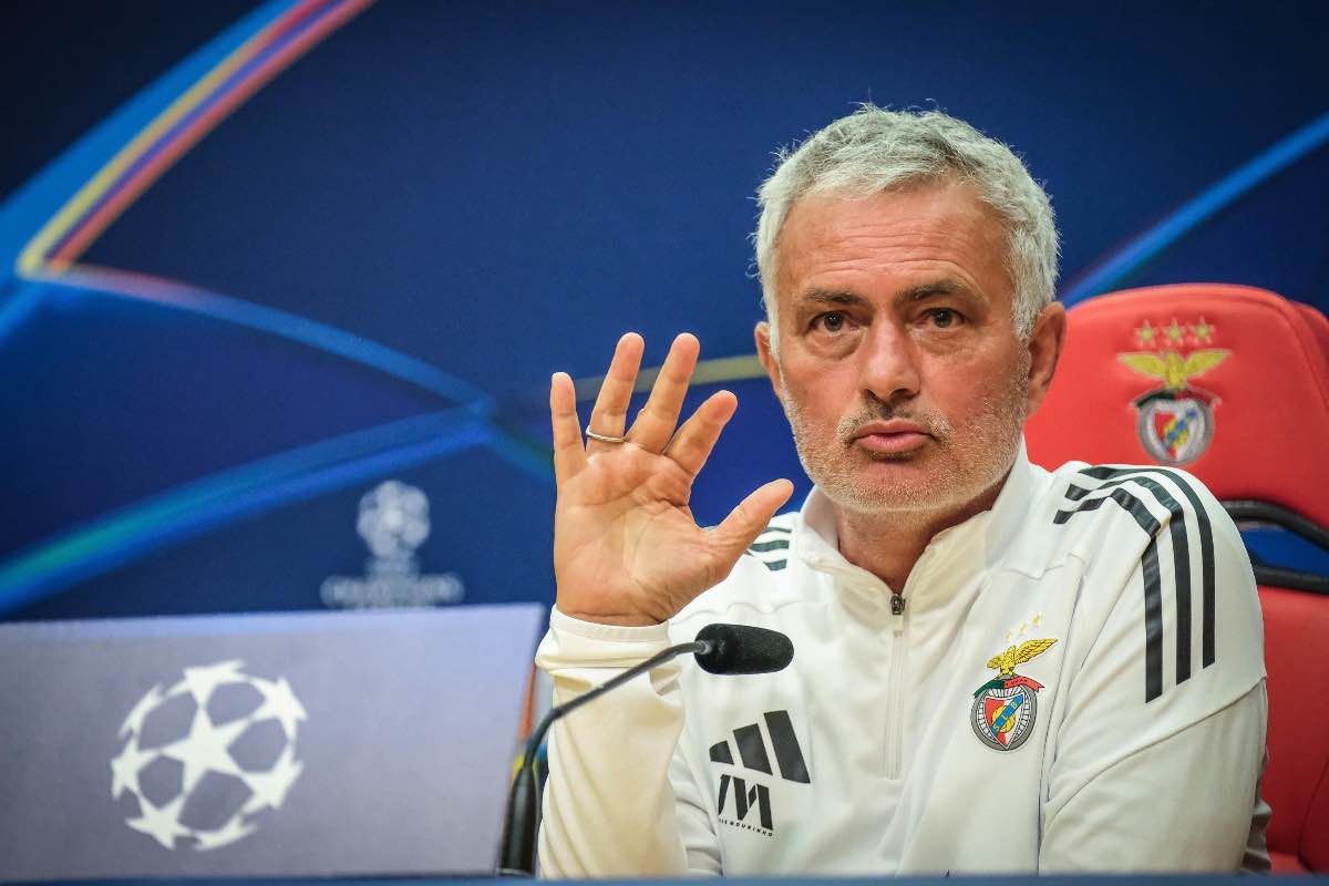 Mourinho in conferenza stampa prima di Benfica-Napoli.