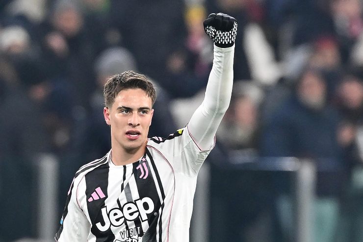 Kenan Yildiz, attaccante della Juventus, esulta dopo la rete realizzata nel match contro il Cagliari